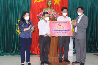 Đồng chí Huỳnh Tấn Việt trao kinh phí hỗ trợ xây dựng nhà Đại đoàn kết cho Thị ủy Đông Hòa và tặng kinh phí “Nâng bước cho em đến trường cho Tỉnh đoàn Phú Yên”.