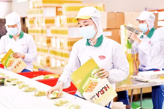 Công nhân Công ty cổ phần Bibica đóng gói sản phẩm phục vụ hàng Tết (Ảnh minh họa: Phương Vy).