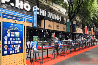 Trưng bày tác phẩm đoạt giải thưởng sách quốc gia lần 4- năm 2021” tại Đường sách thành phố Hồ Chí Minh.