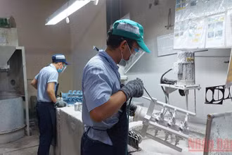 Công nhân sản xuất ổn định trở lại tại doanh nghiệp đóng trong Khu chế xuất Tân Thuận, quận 7. 