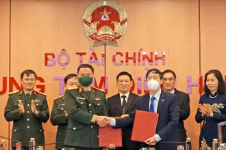 Lãnh đạo Bộ Tài chính và Tập đoàn Viettel ký hợp tác hỗ trợ đào tạo chuyển đổi số.