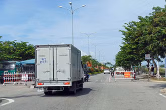 Tuyến phố chính của thị trấn Ái Nghĩa (huyện Đại Lộc) trước giờ kết thúc thực hiện cách ly xã hội .