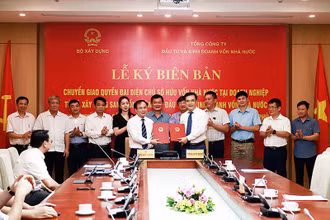 Lễ chuyển giao quyền đại diện chủ sở hữu vốn nhà nước tại bốn tổng công ty thuộc Bộ Xây dựng.