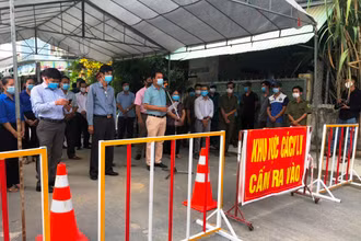 Lãnh đạo huyện Bình Sơn công bố Quyết định dỡ bỏ phong tỏa khu vực xóm 3, thôn Mỹ Huệ 1, xã Bình Dương.