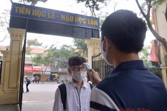 Kiểm tra thân nhiệt cho học sinh (Ảnh: THUỶ NGUYÊN)
