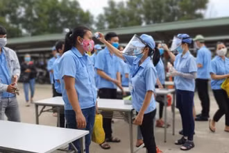 Đo thân nhiệt trước khi vào phân xưởng.