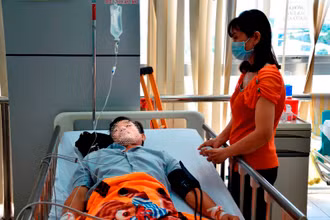 Bệnh nhân Thọ bên người thân tại bệnh viện.
