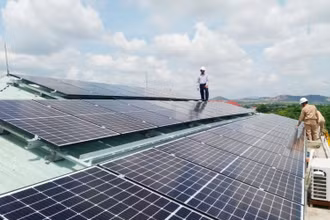 Nhiều chủ đầu tư và địa phương lúng túng do chưa có thông tư hướng dẫn thực hiện Quyết định 13, về phát triển điện mặt trời áp mái. (Ảnh: Lê Kiên)