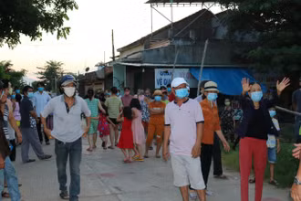 Người dân tổ dân phố Sông Vệ, thị trấn Sông Vệ vui mừng kết thúc cách ly y tế tại chỗ.