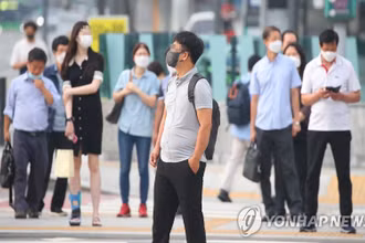 Người dân tại Seoul phải đeo khẩu trang khi đến nơi công cộng. (Ảnh: Yonhap)