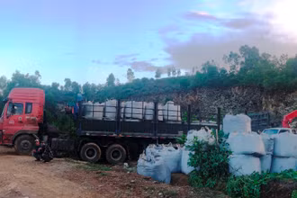 Ô-tô chở chất thải đang xuống tải ở thị trấn huyện Nông Cống bị tạm dừng.