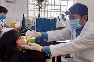 Khám sàng lọc bệnh bạch hầu tại địa bàn huyện Đam Rông, Lâm Đồng (Ảnh: VI XUÂN)