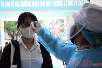 Đo thân nhiệt thí sinh trước khi vào điểm thi.