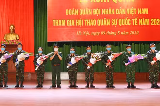 Trung tướng Nguyễn Văn Nghĩa tặng hoa cho các đội tuyển QĐND Việt Nam tham dự Army Games 2020. Ảnh: TRỌNG HẢI/ Báo Quân đội nhân dân.
