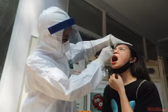 Âm tính với test nhanh kháng thể vẫn cần cách ly đúng quy định