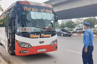 Lực lượng chức năng kiểm tra, xử lý xe bắt khách trên đường Phạm Hùng.