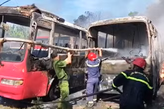 Lực lượng chuyên nghiệp nỗ lực chữa cháy.