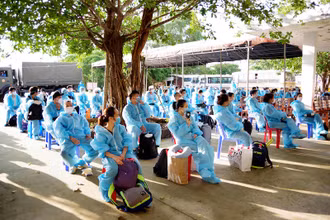 Các công dân về đến địa điểm cách ly (Ảnh: THANH NAM)