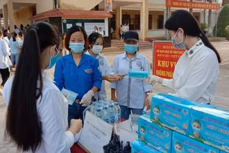 Cấp phát khẩu trang cho thí sinh trước khi dự thi tốt nghiệp THPT quốc gia.