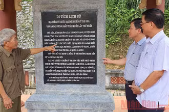 Bia di tích lịch sử Địa điểm nơi tổ chức Đại hội Thi đua lần thứ nhất, xóm Khuân Lân, xã Hợp Thành, huyện Phú Lương, tỉnh Thái Nguyên.