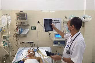 PGS, TS Đỗ Duy Cường thăm khám cho bệnh nhân điều trị tại Trung tâm bệnh nhiệt đới.
