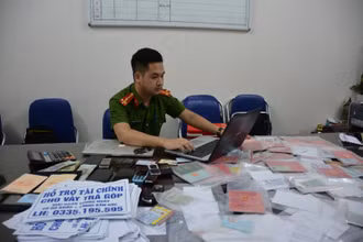 Lực lượng công an thu giữ nhiều tang vật liên quan việc cho vay nặng lãi của các đối tượng.