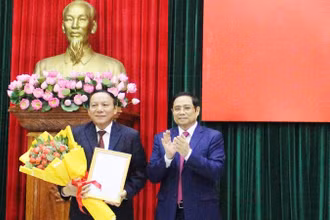 Đồng chí Phạm Minh Chính trao quyết định bổ nhiệm Thứ trưởng Bộ Văn hóa, thể thao và Du lịch cho đồng chí Nguyễn Văn Hùng (bên trái).