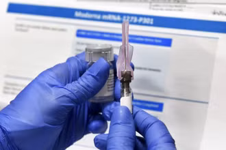 Ngày 27-7, một y tá chuẩn bị mũi tiêm thử nghiệm đợt cuối của vaccine Covid-19 do Viện Y tế Quốc gia Mỹ và Moderna phát triển. Ảnh: AP.