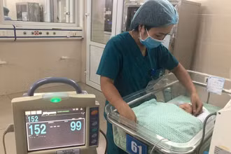 Các bác sĩ đang chăm sóc tích cực cho trẻ sơ sinh. (Ảnh: BVCC)