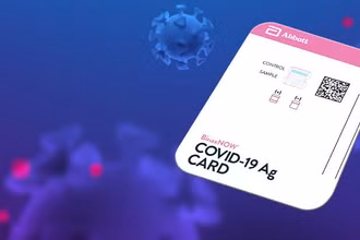Bộ kit xét nghiệm Covid-19 mới có kích cỡ bằng thẻ tín dụng, không phải sử dụng thêm máy móc nào. Ảnh: AP