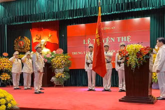 Thượng tá Tô Anh Dũng, Phó Cục trưởng Cục Cảnh sát quản lý hành chính về trật tự xã hội tuyên thệ khi nhận nhiệm vụ kiêm nhiệm chức vụ Giám đốc Trung tâm dữ liệu quốc gia về dân cư. 