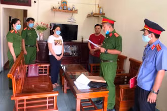 Cơ quan công an đọc quyết định khởi tố vụ án, khởi tố bị can, lệnh bắt tạm giam đối với Nguyễn Thị Phương Ánh (ảnh Công an cung cấp)