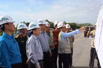 Bộ trưởng GTVT Nguyễn Văn Thể thị sát cao tốc Cam Lộ - La Sơn.