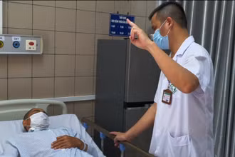 BS Nguyễn Trung Nguyên kiểm tra thị lực của bệnh nhân Covid-19.