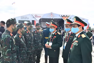 Trung tướng Ngô Minh Tiến (thứ 3 từ phải sang), Phó Tổng tham mưu trưởng dẫn đầu Đoàn cấp cao Quân đội nhân dân Việt Nam sang LB Nga dự lễ khai mạc Army Games 2020. Ảnh: Trọng Hải/Báo Quân đội nhân dân