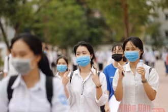 Thí sinh rạng rỡ ra về, kết thúc ngày thi đầu tiên Kỳ thi tốt nghiệp THPT 2020 (Ảnh: DUY LINH)