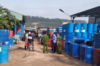 Lực lượng chức năng kiểm tra số thùng phuy nhiễm hóa chất nguy hại tại cơ sở.