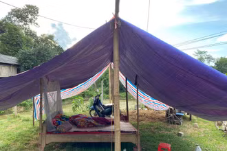 Một số hộ dân ở Mộc Châu do lo sợ động đất đã dựng lều tạm cạnh nhà để ở. Ảnh: Cục Ứng phó và Khắc phục hậu quả thiên tai.