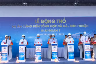 Lãnh đạo tỉnh Ninh Thuận, chủ đầu tư và nhà thầu nhấn nút động thổ dự án.
