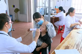 Khám sàng lọc bệnh bạch hầu cho trẻ em tại Lâm Đồng.