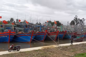 Tàu thuyền neo đậu ở âu thuyền Quảng Thạch, huyện Quảng Xương.