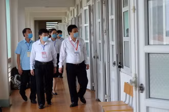 Thứ trưởng GD-ĐT Nguyễn Hữu Độ kiểm tra công tác thi tại Hoà Bình