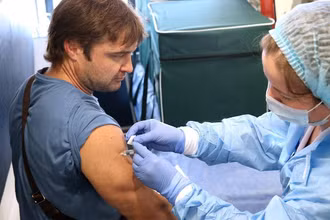 Nga lên kế hoạch tiêm chủng vaccine chống Covid-19 miễn phí cho người dân trong tháng 10. Ảnh: TASS.
