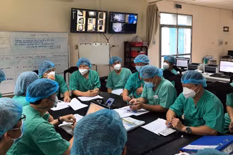 Các Giáo sư đầu ngành làm việc tại Bệnh viện Trung ương Huế.