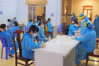 Ngành y tế tiến hành test nhanh các trường hợp công dân cách ly.
