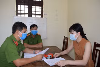 Đối tượng Phan Thị Tú Anh tại cơ quan công an.