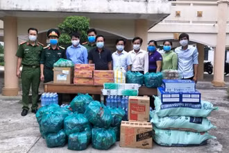Các cơ quan chức năng hỗ trợ nhu yếu phẩm cho người dân tại khu cách ly tập trung tại huyện Duy Xuyên.