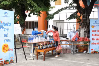 Sinh viên đến nhận thực phẩm tại “Siêu thị sẻ chia 0 đồng".