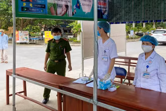 Công an cùng cán bộ, nhân viên y tế huyện Quảng Xương tổ chức hoạt động kiểm soát dịch tễ.