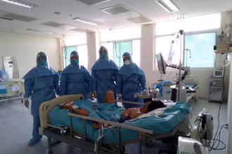 Các bác sĩ tại Bệnh viện Đa khoa Trung ương Quảng Nam tích cực điều trị cho ca bệnh nặng.